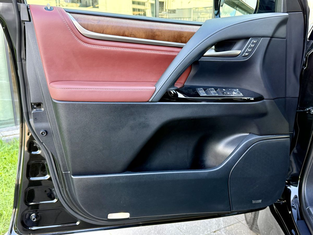 Lexus LX